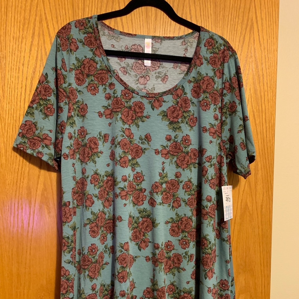 2XL Rose Patterned Tee - NWT